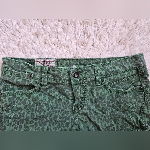 1st Kiss Green Leopard Print Junior's Shorts - Picture 3 of 8